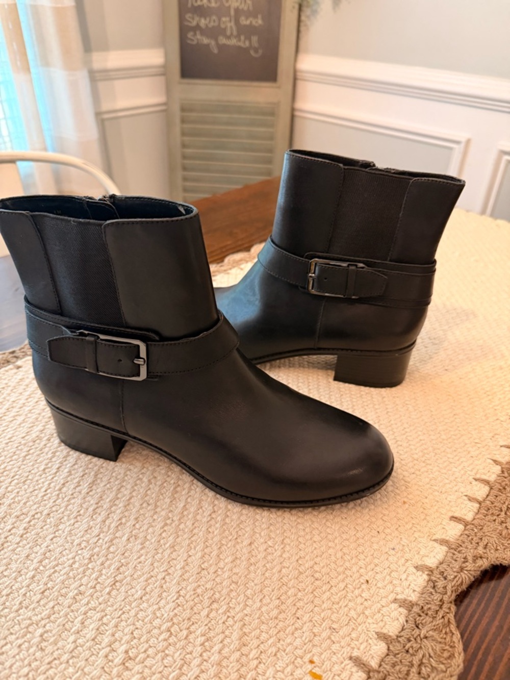 Mandolins Women’s Black Leather Boots w/ Buckle Sz 8